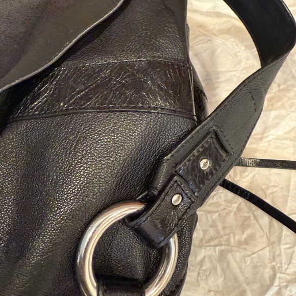 Kenneth Cole Reaction Black leather and Silver accents Shoulder Bag - Picture 4 of 9